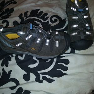 Keen womens sz 8.5 steel toe tennis shoes